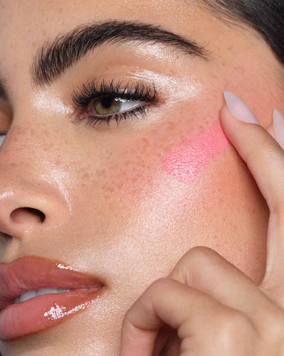 Applying Blurring Serum Blush